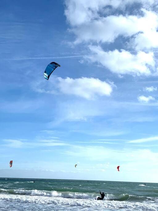 Top Floor Sandbanks Apartment With Free Parking Just Minutes From The Beach And Bars Canford Cliffs Zewnętrze zdjęcie