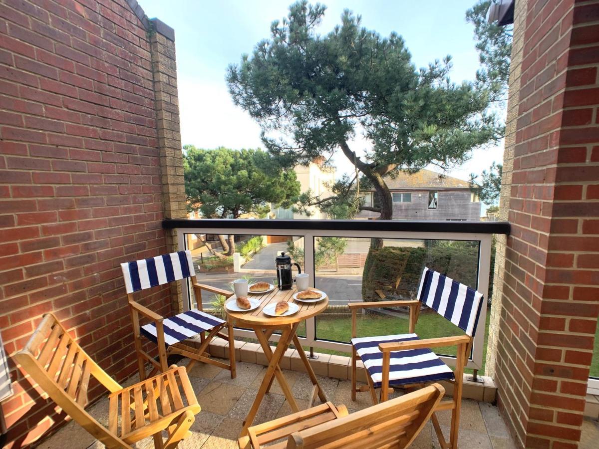 Top Floor Sandbanks Apartment With Free Parking Just Minutes From The Beach And Bars Canford Cliffs Zewnętrze zdjęcie