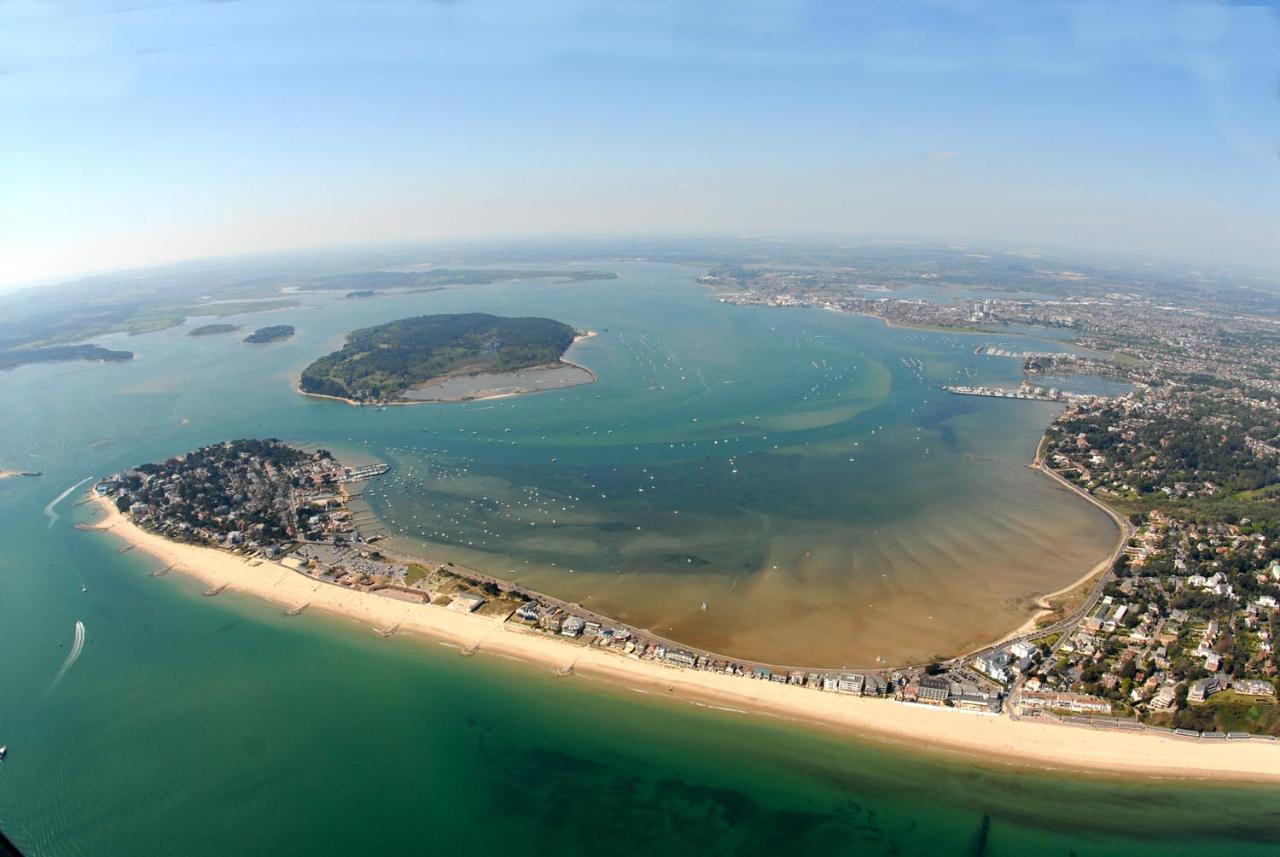 Top Floor Sandbanks Apartment With Free Parking Just Minutes From The Beach And Bars Canford Cliffs Zewnętrze zdjęcie