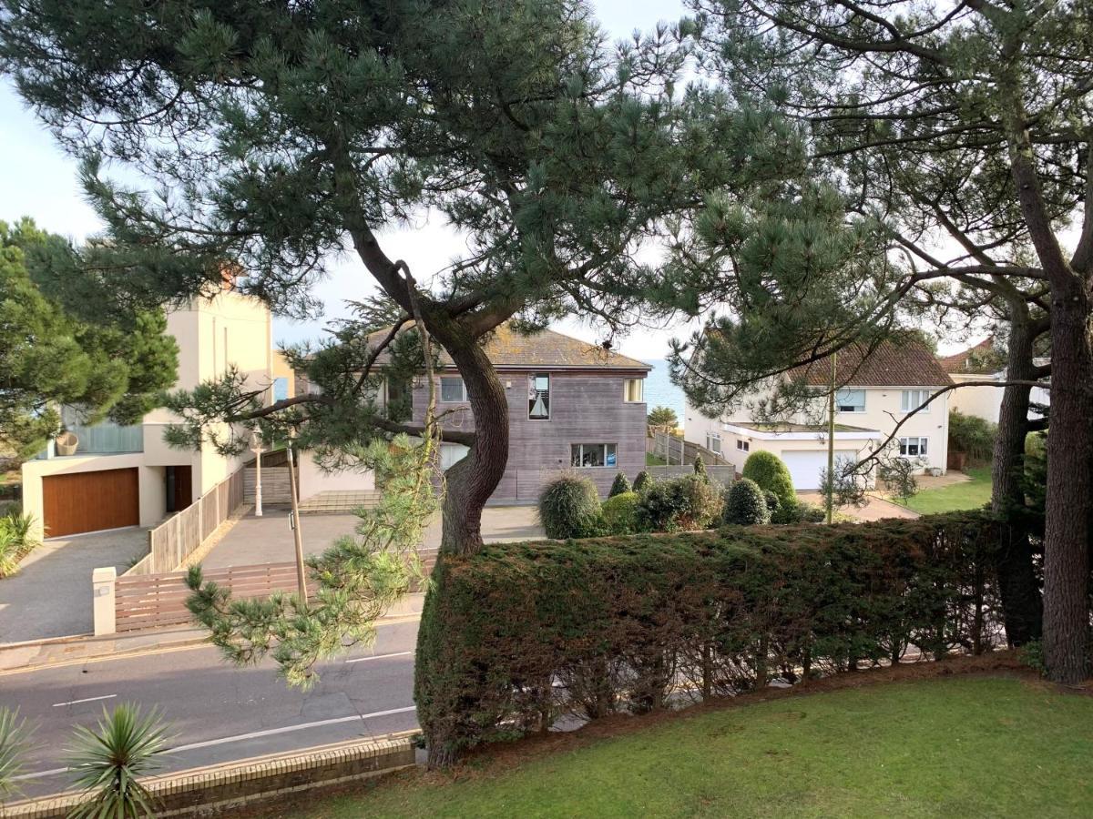Top Floor Sandbanks Apartment With Free Parking Just Minutes From The Beach And Bars Canford Cliffs Zewnętrze zdjęcie