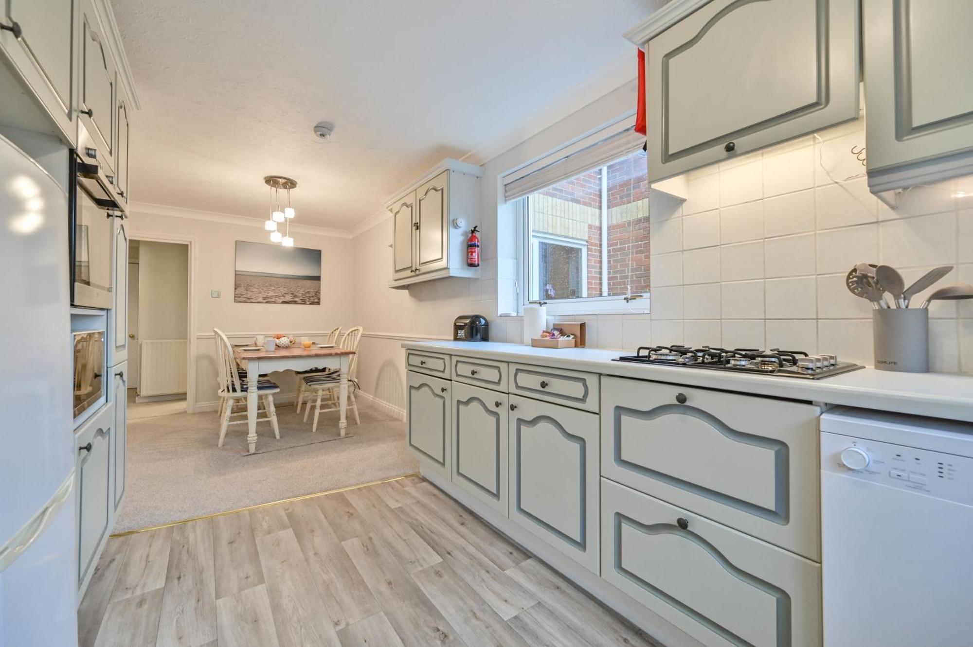 Top Floor Sandbanks Apartment With Free Parking Just Minutes From The Beach And Bars Canford Cliffs Zewnętrze zdjęcie