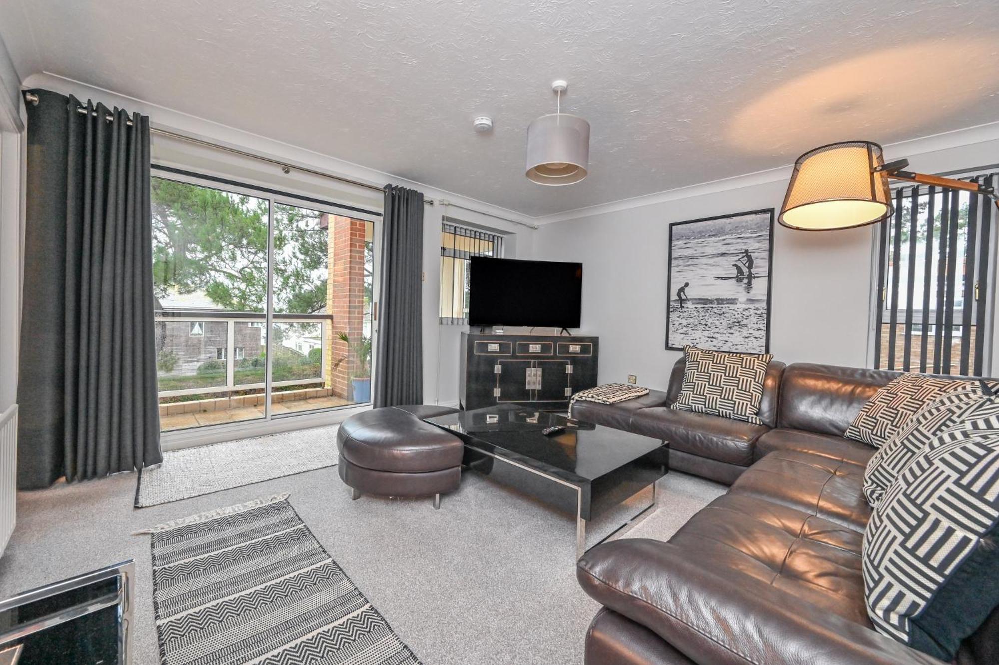 Top Floor Sandbanks Apartment With Free Parking Just Minutes From The Beach And Bars Canford Cliffs Zewnętrze zdjęcie