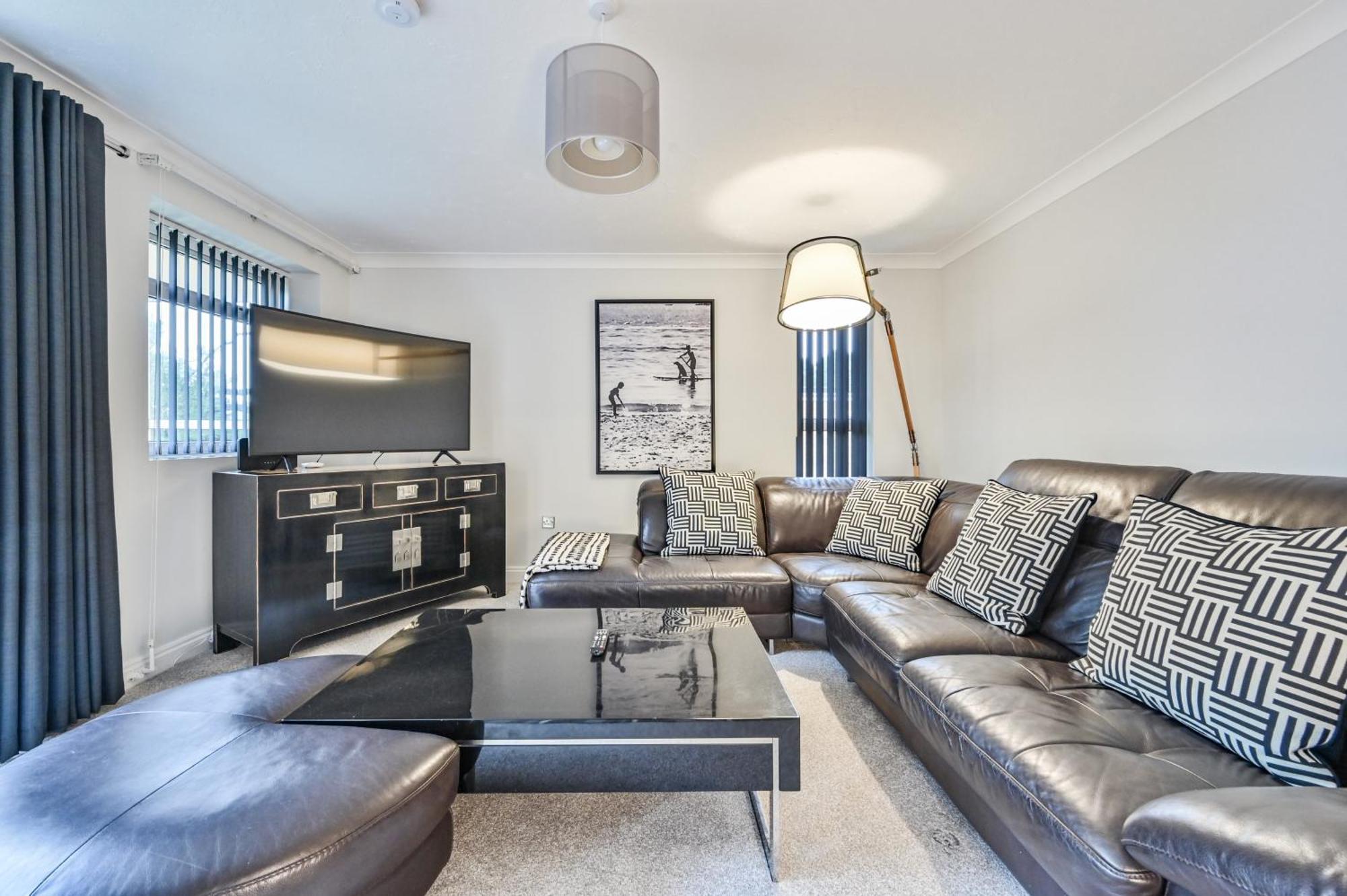 Top Floor Sandbanks Apartment With Free Parking Just Minutes From The Beach And Bars Canford Cliffs Zewnętrze zdjęcie