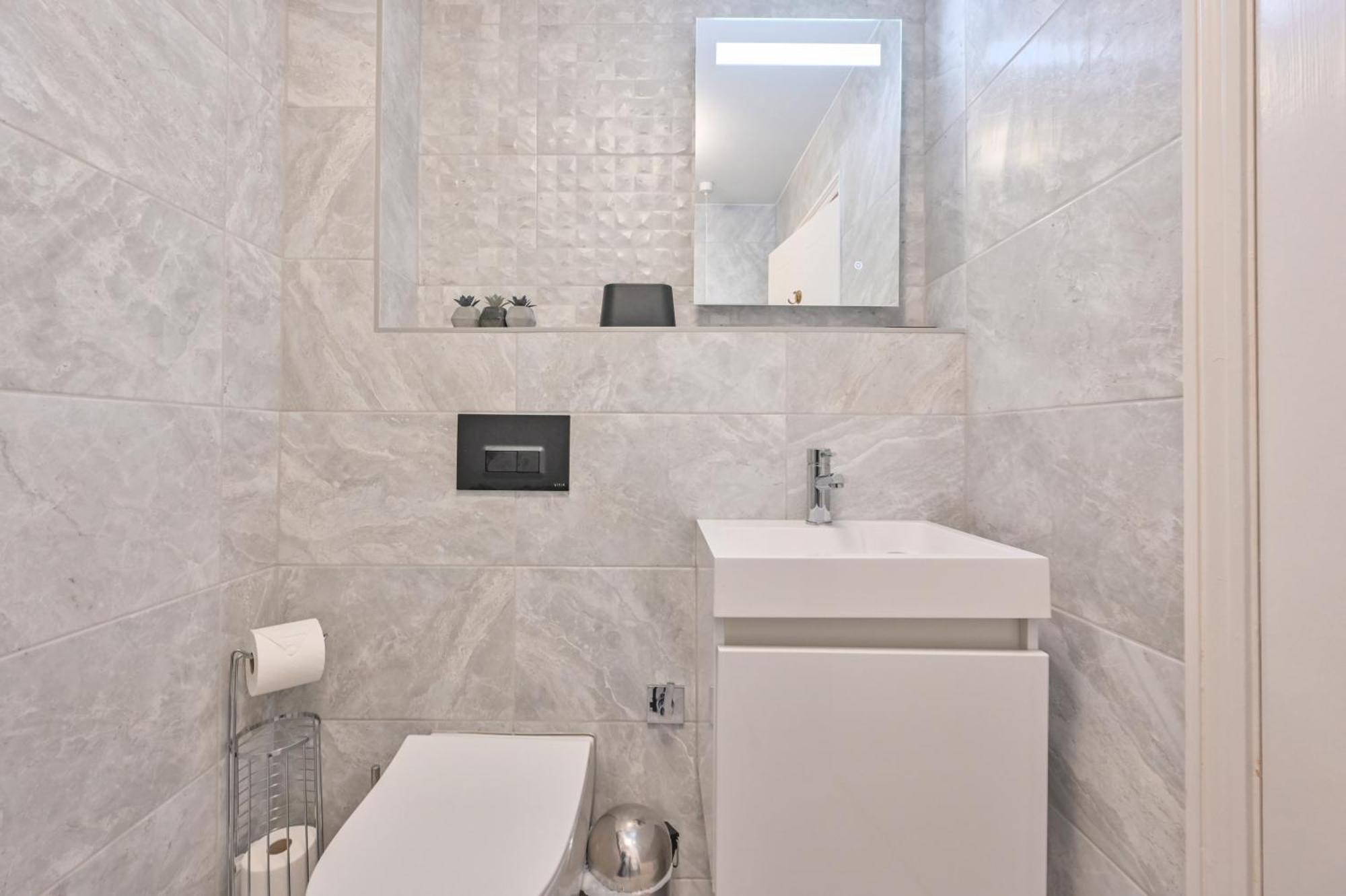 Top Floor Sandbanks Apartment With Free Parking Just Minutes From The Beach And Bars Canford Cliffs Zewnętrze zdjęcie