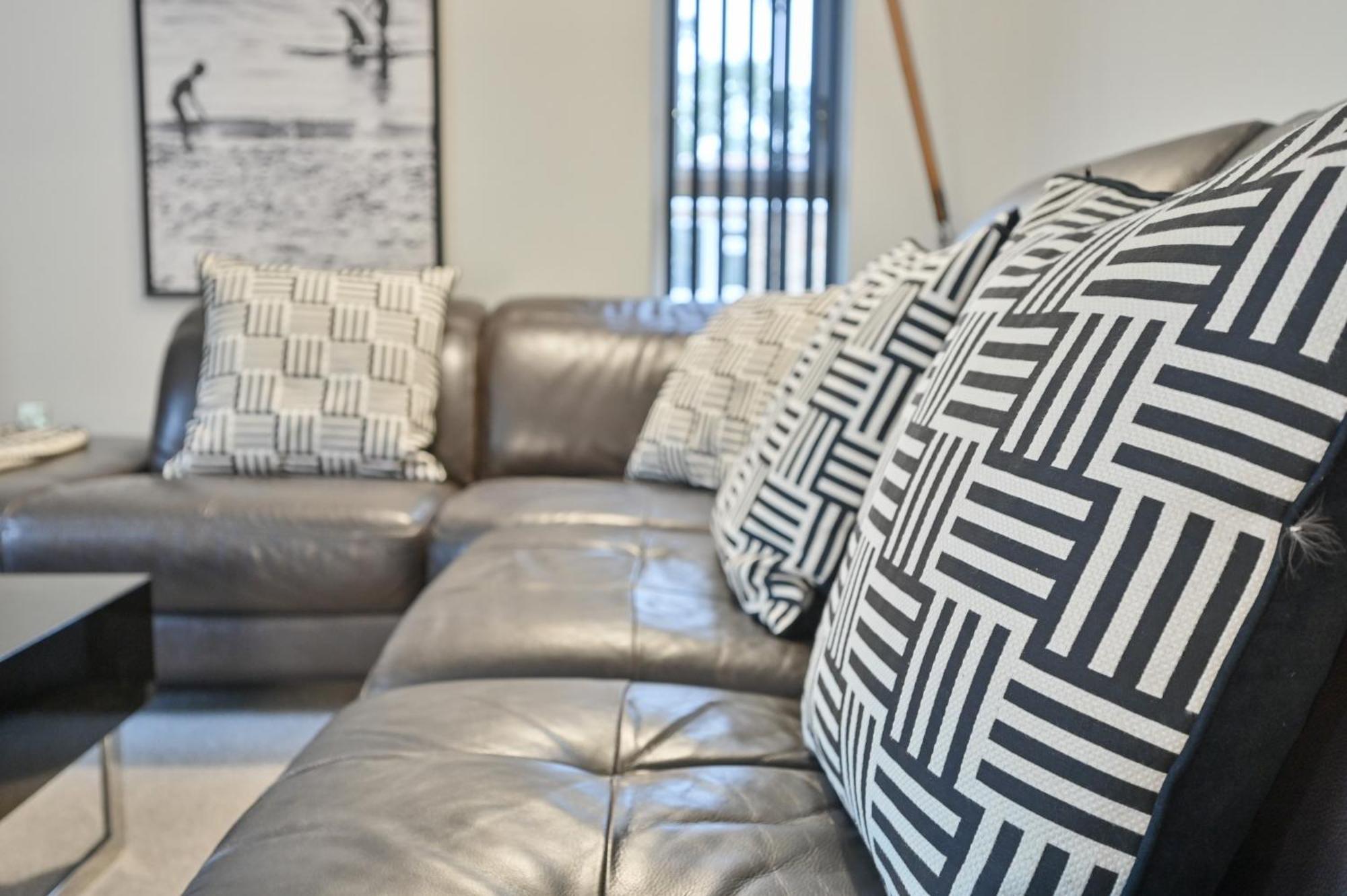 Top Floor Sandbanks Apartment With Free Parking Just Minutes From The Beach And Bars Canford Cliffs Zewnętrze zdjęcie