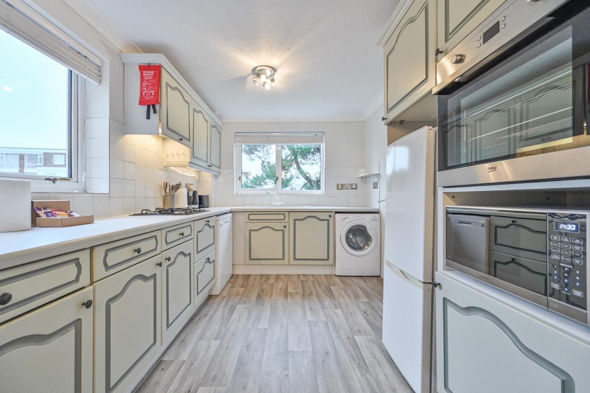 Top Floor Sandbanks Apartment With Free Parking Just Minutes From The Beach And Bars Canford Cliffs Zewnętrze zdjęcie